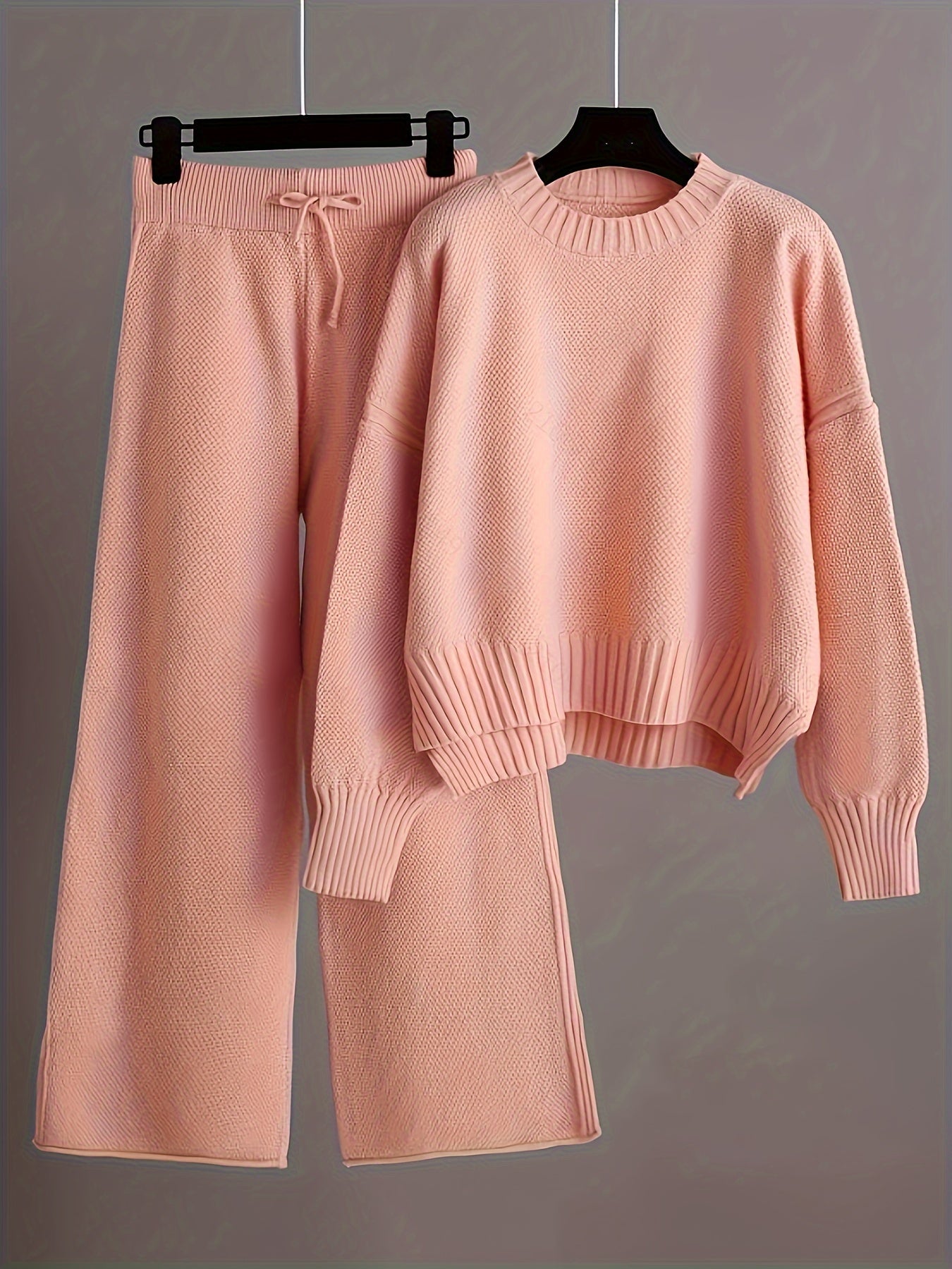 Kuscheliger Damen-Strickpullover mit weiter Jogginghose für kalte Tage