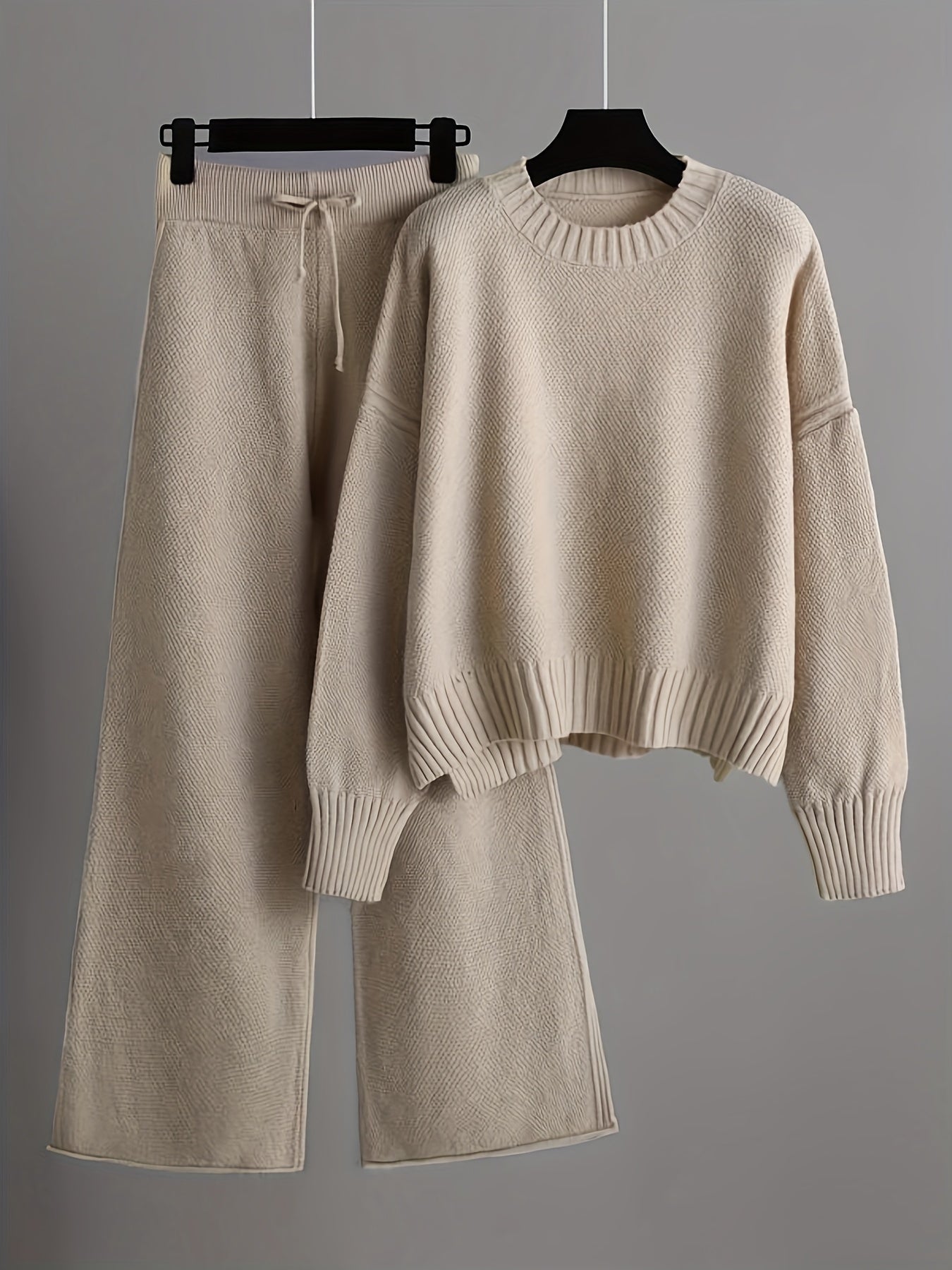 Kuscheliger Damen-Strickpullover mit weiter Jogginghose für kalte Tage