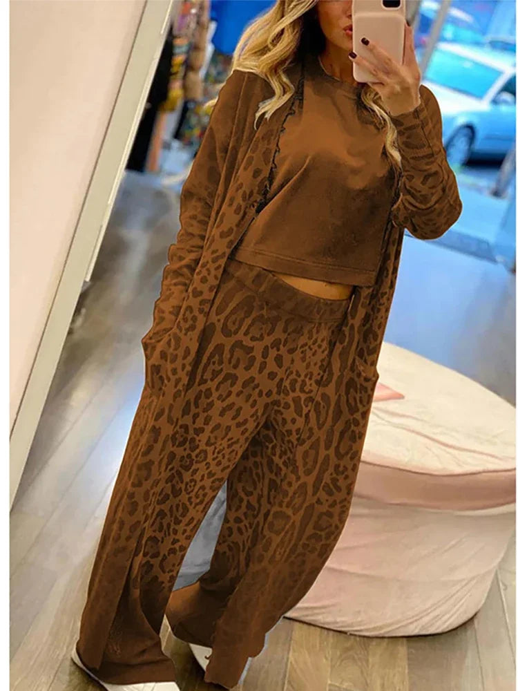 Rebecca – Damen Set: Strickjacke, Hose & Leoparden-Clutch