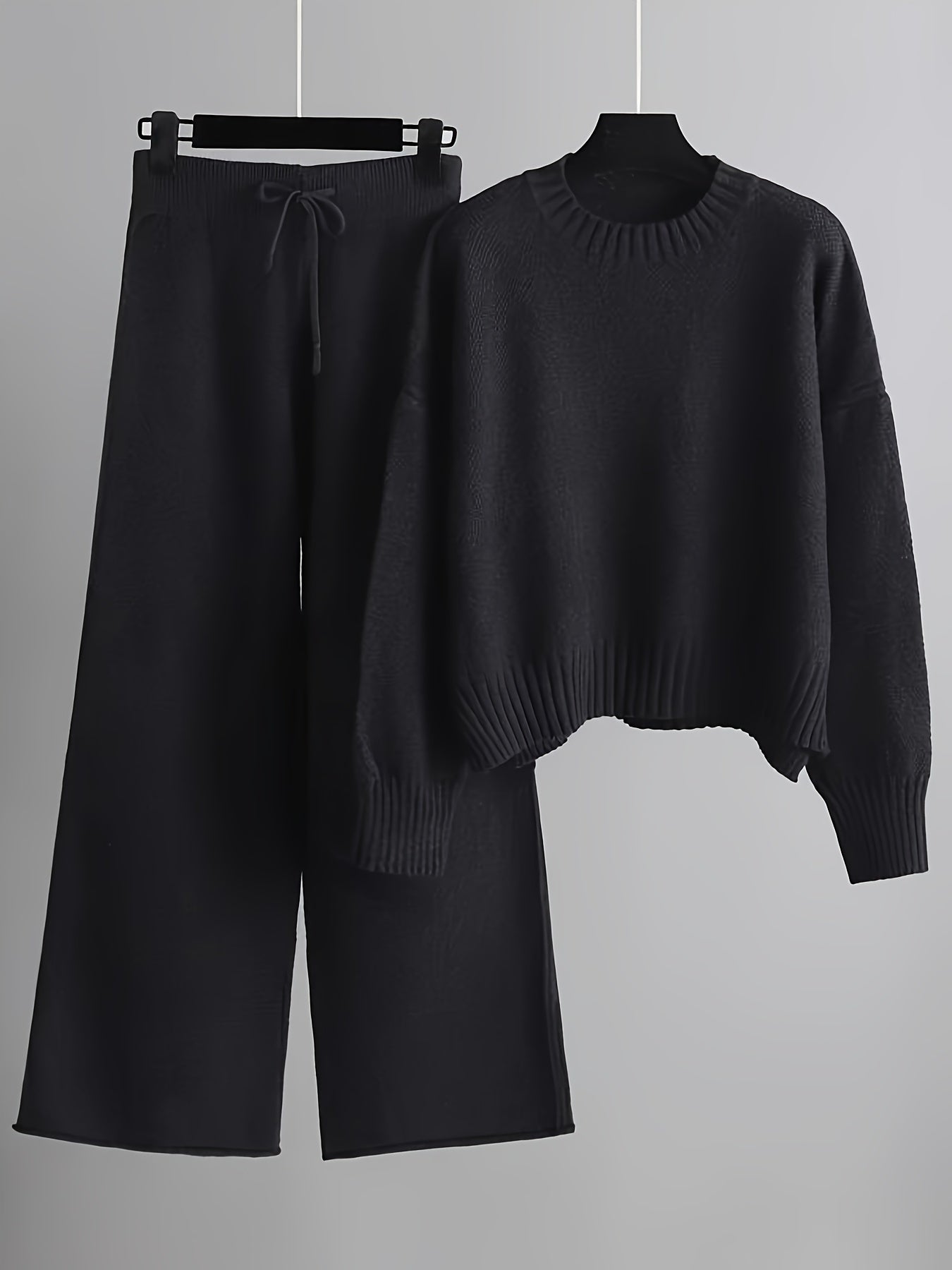 Kuscheliger Damen-Strickpullover mit weiter Jogginghose für kalte Tage