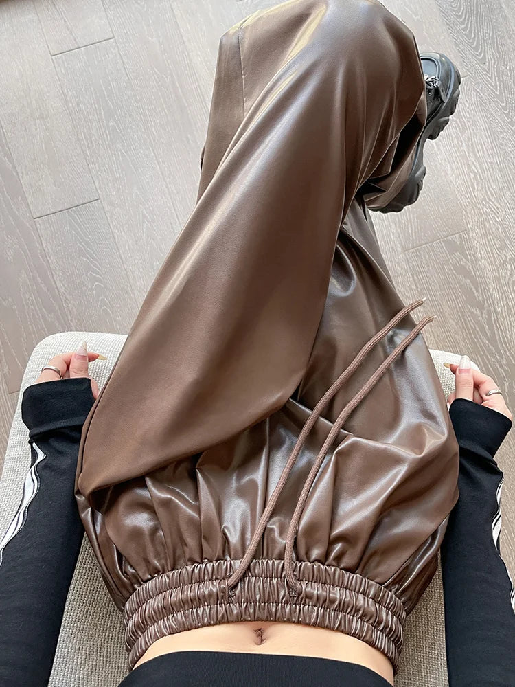 Weit geschnittene hose im lederstyle mit elastischem bund