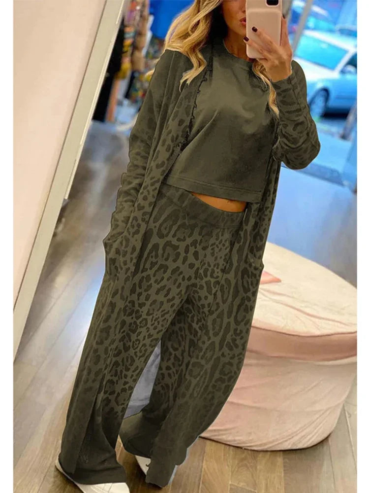 Rebecca – Damen Set: Strickjacke, Hose & Leoparden-Clutch