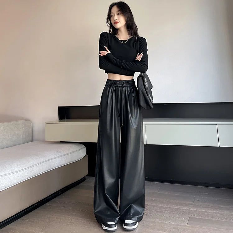 Weit geschnittene hose im lederstyle mit elastischem bund