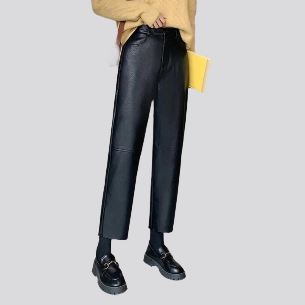 Weit geschnittene hose im lederlook für damen