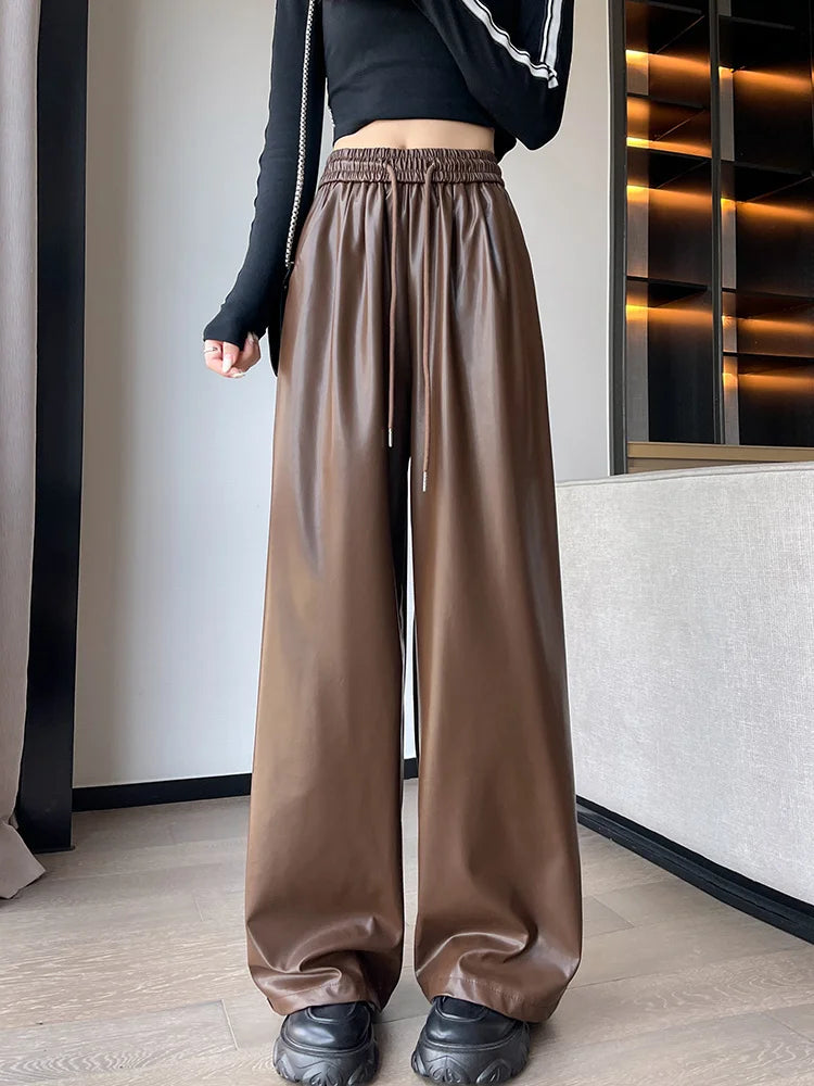 Weit geschnittene hose im lederstyle mit elastischem bund