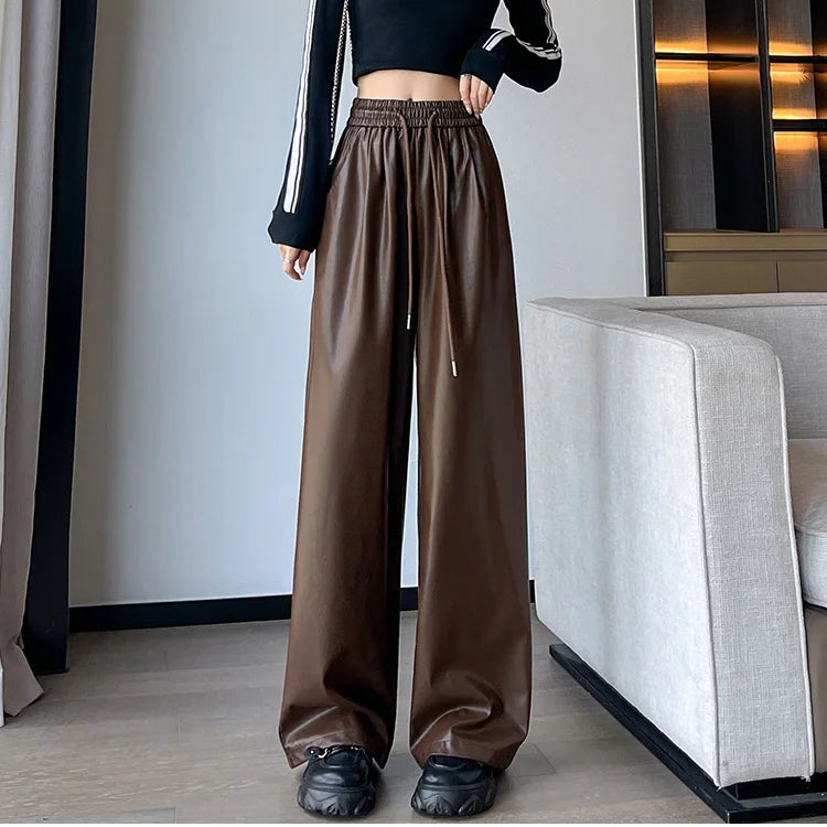 Weit geschnittene hose im lederstyle mit elastischem bund