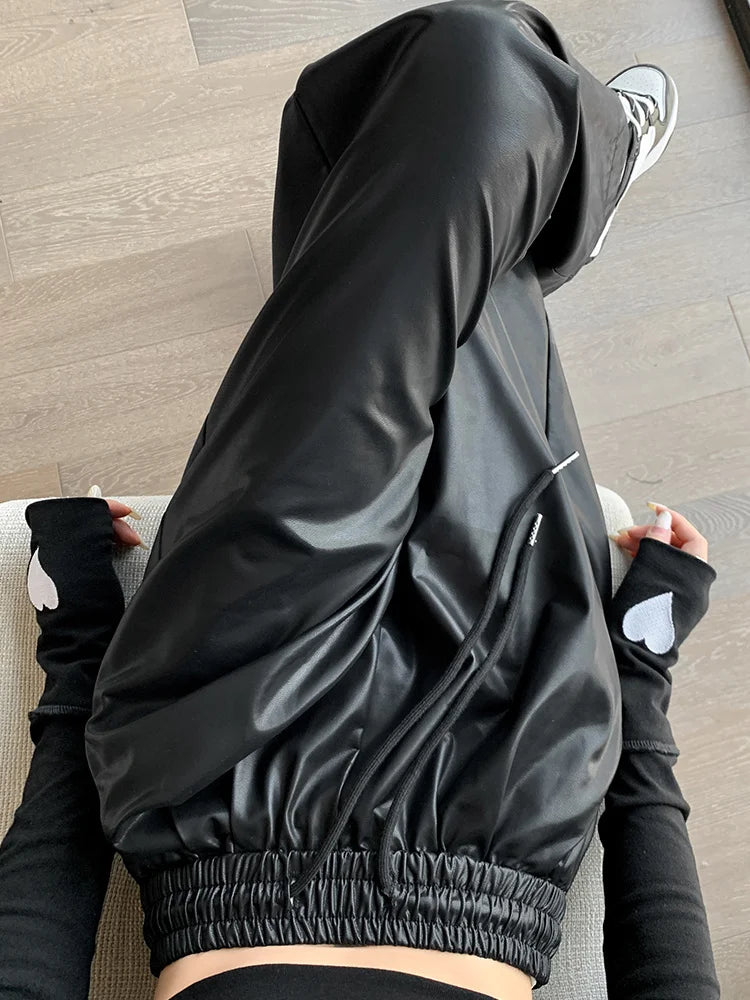 Weit geschnittene hose im lederstyle mit elastischem bund