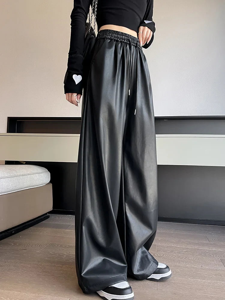 Weit geschnittene hose im lederstyle mit elastischem bund