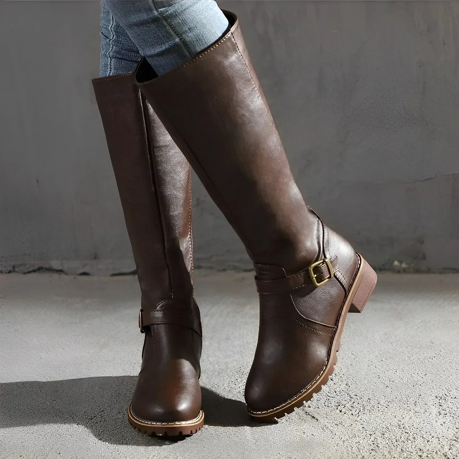 Tori Stylische Langschaftstiefel mit Metallakzent