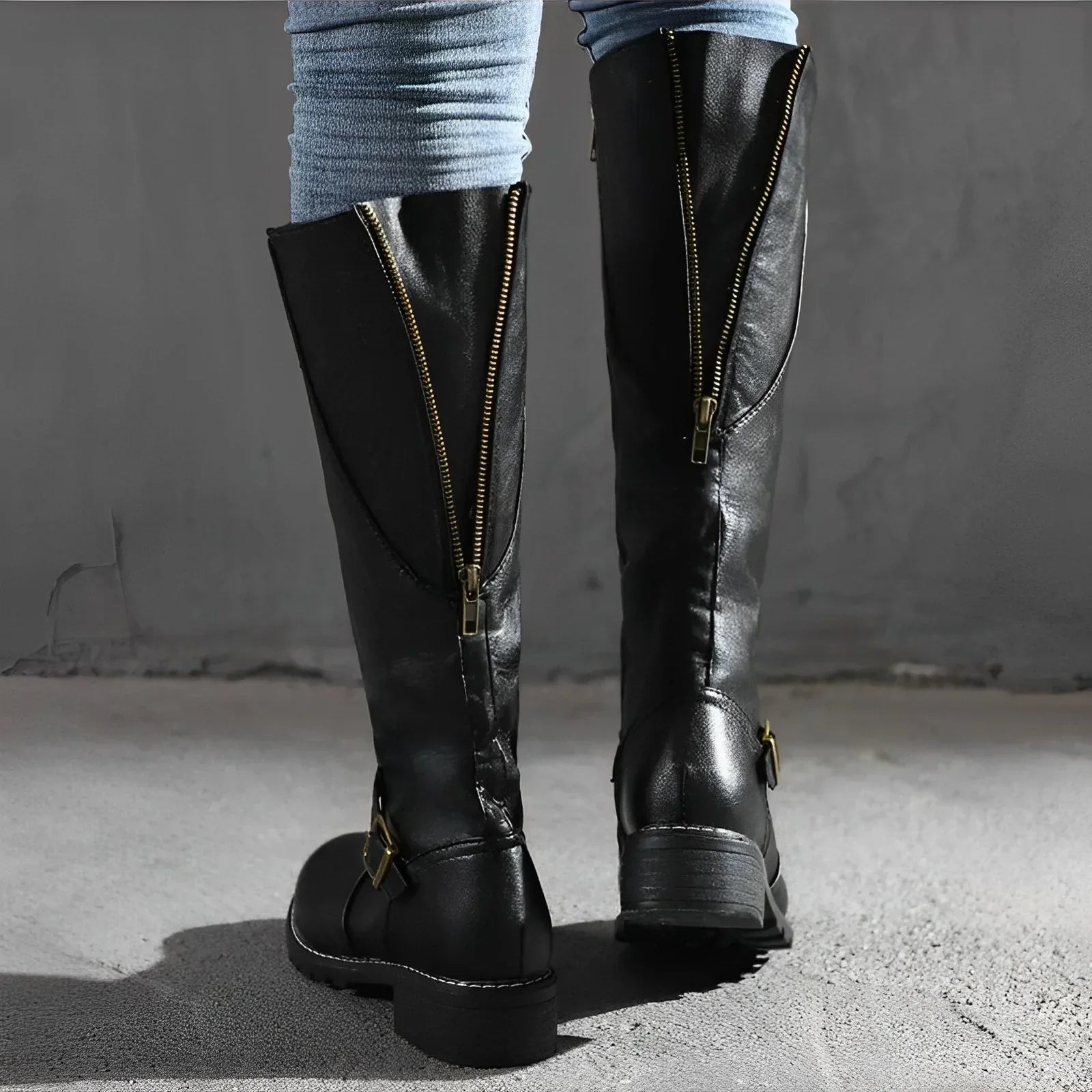 Tori Stylische Langschaftstiefel mit Metallakzent