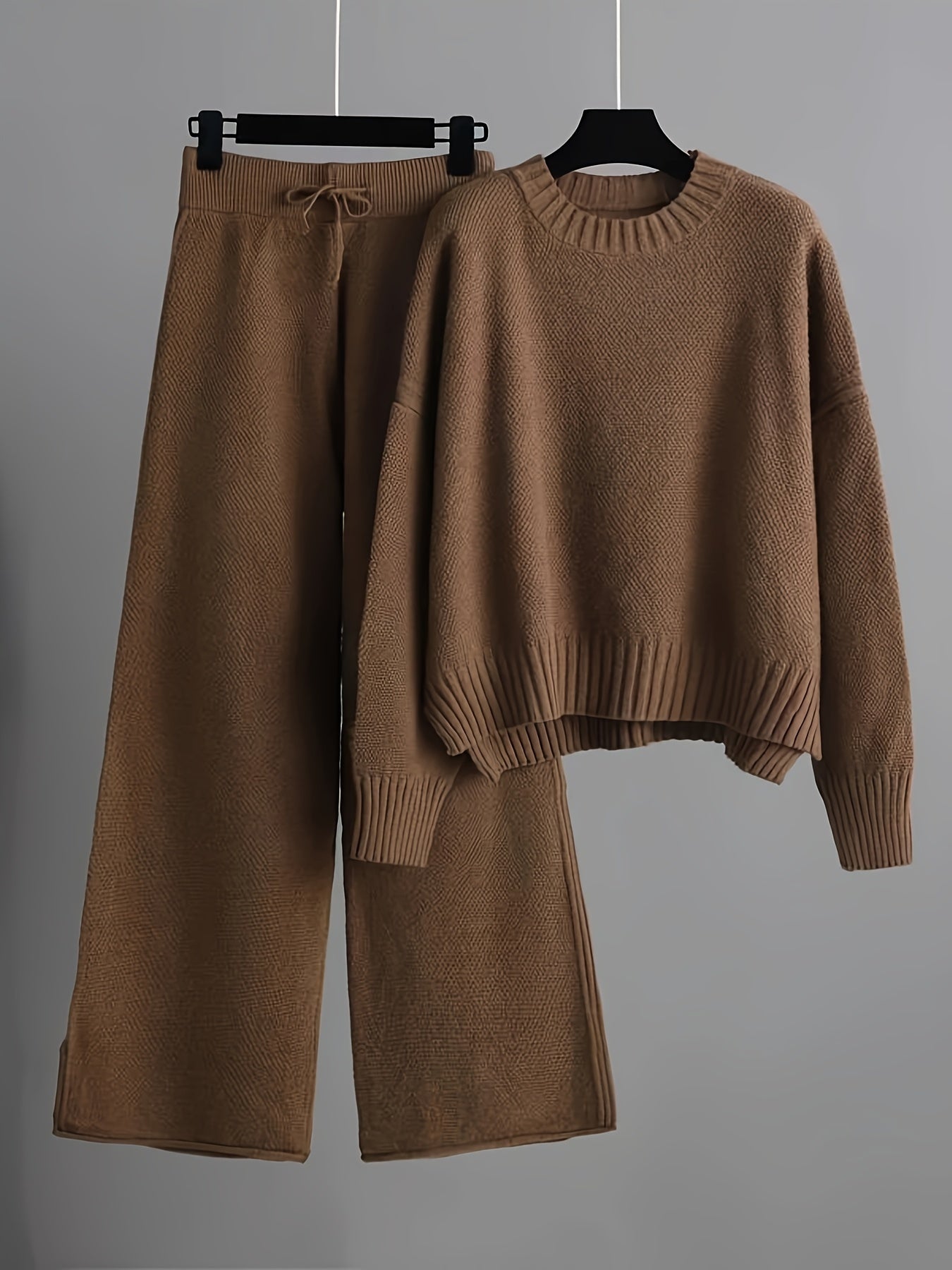 Kuscheliger Damen-Strickpullover mit weiter Jogginghose für kalte Tage