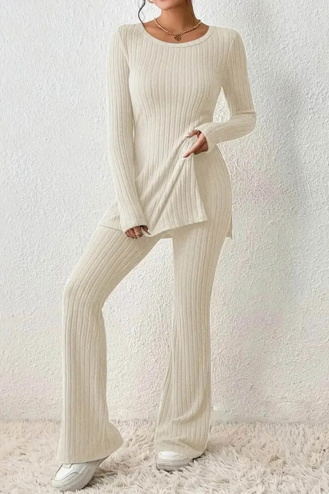 Modisches Damen-Set mit Rippenstrick-Oberteil und Schlaghose - bequem und elegant